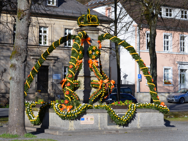 Festlich geschmückter Osterbrunnen am Marktplatz in Goldkronach