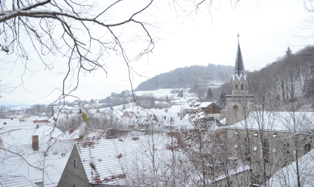 Winter in Goldkronach: Blick vom Mühlhügel auf die Stadt.